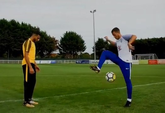 Les skills incroyables de Hazard avec Touzani !