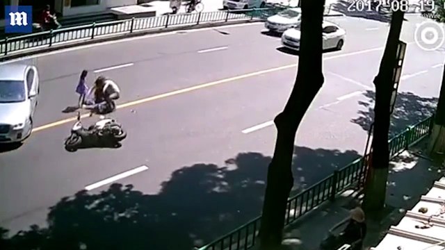 Ngã lộn nhào giữa đường, xe máy tự rồ ga bỏ chạy vì giận dỗi khổ chủ