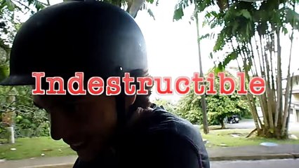 Un crash extrêmement violent en longboard. Heureusement qu'il portait un casque !