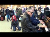 Londres: deux artistes de rue jouent « Boogie Woogie Jam » sur le piano d'Elton John