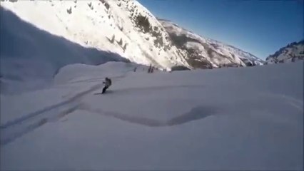 Ce skieur ne s'attendait pas à tomber dans le vide !!