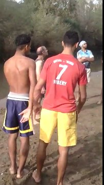 Un homme porte 10 personnes