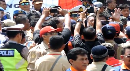 Ribuan Sopir Taksi Cegat Mobil Angkutan Online di Semarang