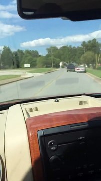 Le conducteur d’un pickup pense pouvoir tracter une voitures sans conducteur !