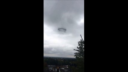 Un cercle de fumée mystérieux apparaît dans le ciel.