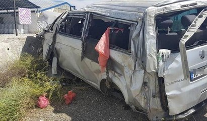 Minibüs, fabrika duvarına çarptı: 3 ölü 7 yaralı