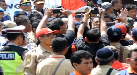 Ribuan Sopir Taksi Cegat Mobil Angkutan Online di Semarang