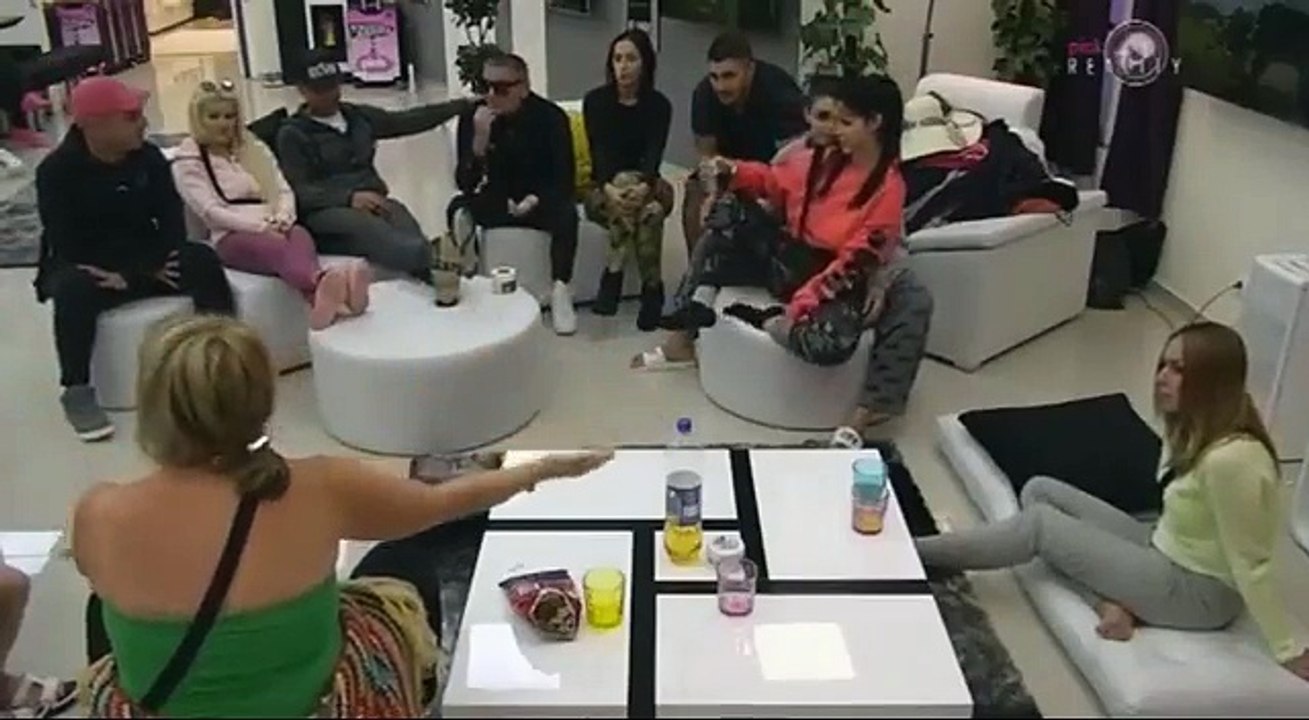 ZADRUGA - Svadja Dvina i Maca Diskrecija