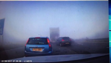 Une nappe de brouillard épais apparaît subitement sur l'autoroute et c'est la cata!