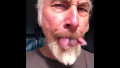 La langue de ce gars est flippante... Serpent!!!