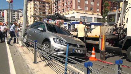 TIR otomobile çarptı; 1 yaralı