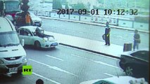 Un conductor irresponsable arrastra a un policía! Muy peligroso!!