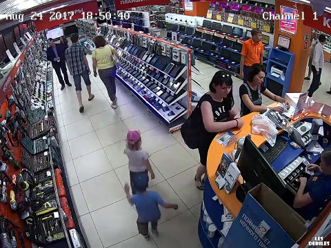 Deux enfants vole une tablette sans aucun soucis !