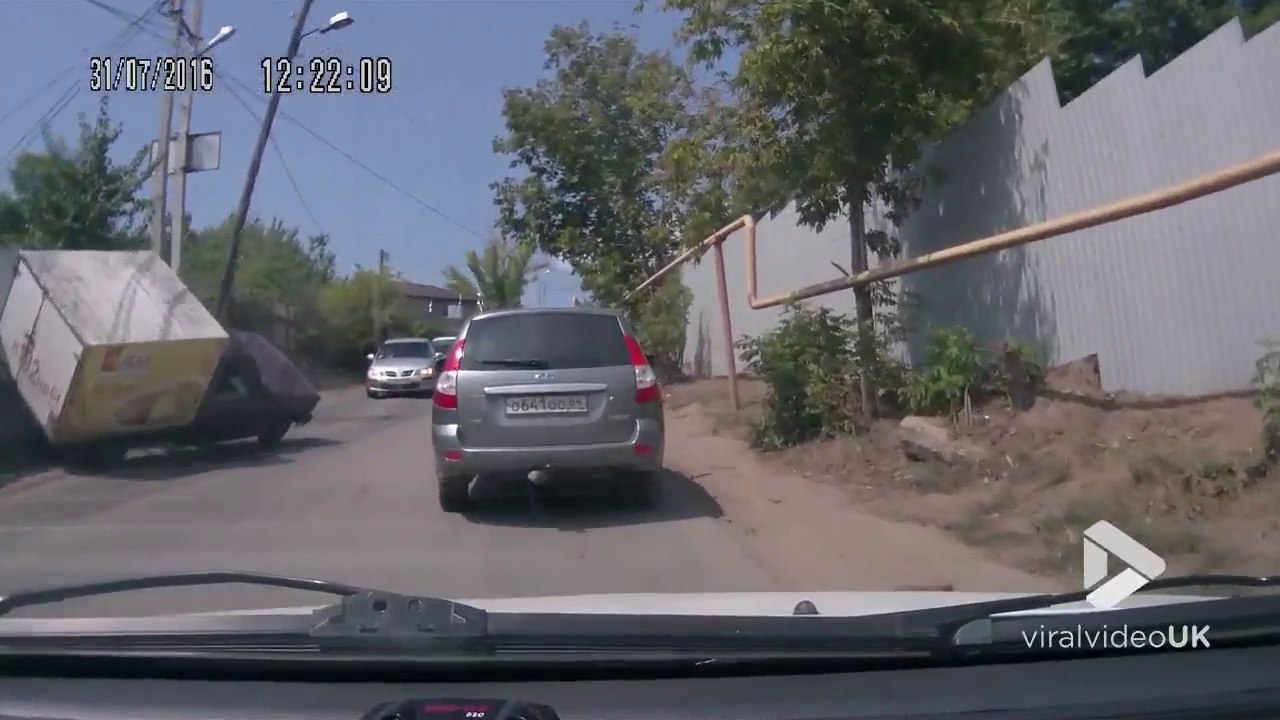 Marche arrière d'une camionnette qui termine sur le flanc !