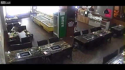 Lamentable accidente :Camarera se incendia al recargar con alcohol un hornillo en un restaurante