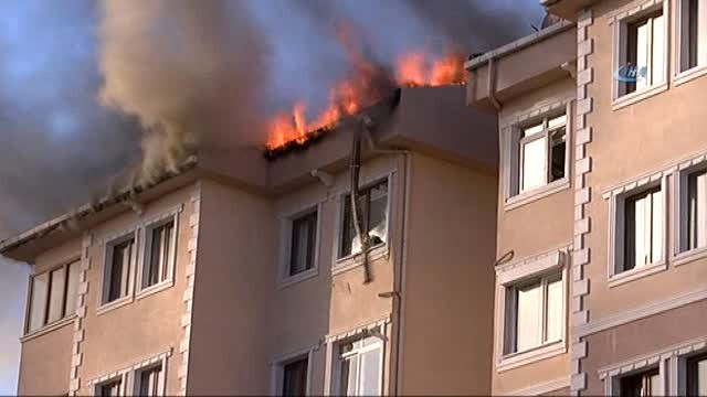 Ataşehir'de 7 Katlı Bir Binanın Çatısı Alev Alev Yandı