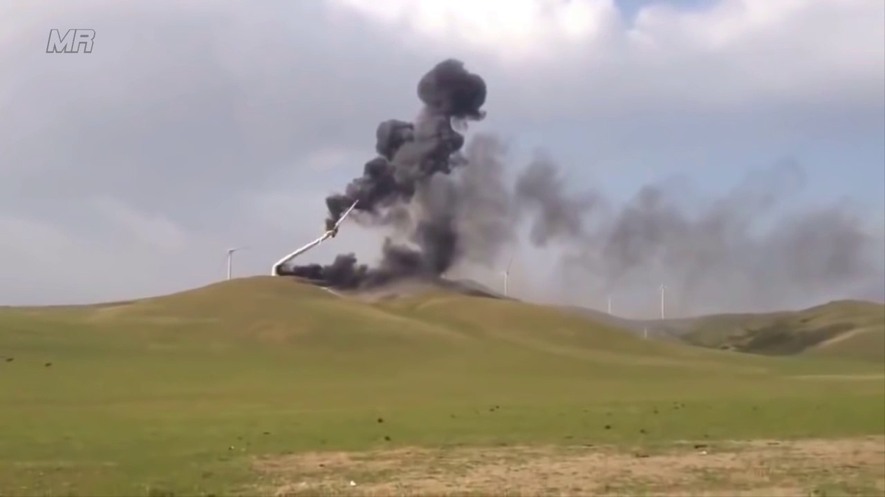 vidéo impressionnante d'eoliennes défaillantes