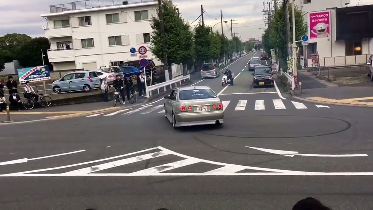 【番外編】高校の前でドリフトもどきをやるDQN。警察も登場！それを見て沸き出す高校生