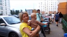 Homem ouve um latido debaixo de um passeio e descobre cadela enterrada viva
