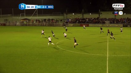 Laidouni qui arrive à frapper entre deux défenseurs