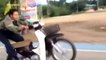 Joven demostró sus habilidades al frente de una motocicleta
