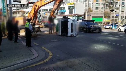 [영상] 3.5톤 트럭 '꽈당'...굴착기 덕에 기사회생 / YTN (Yes! Top News)