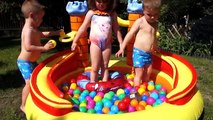 Enfants en jouant avec jouets des voitures et les meilleures eau faire glisser amusement été enfants activité enfant