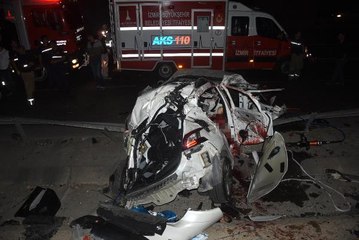 İzmir'de Kontrolden Çıkan Otomobil, Köprüden Aşağıya Uçtu: 2 Ölü, 1 Yaralı