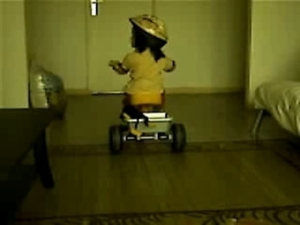 Océane fait du vélo dans l'appartement