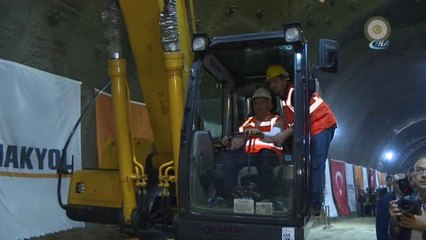 Başbakan Yıldırım Tünel Açılışında Araba Kullandı