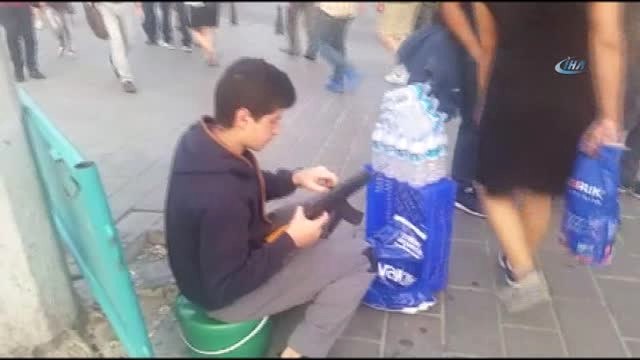 Yaşıtları Okula Gitmeye Hazırlanırken Elinde Oyuncak Silahla Su Satıyor