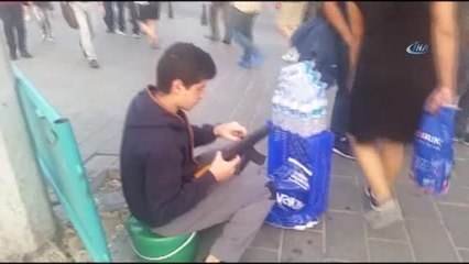 Yaşıtları Okula Gitmeye Hazırlanırken Elinde Oyuncak Silahla Su Satıyor