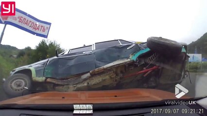 Quand un gros Land Rover percute une Lada