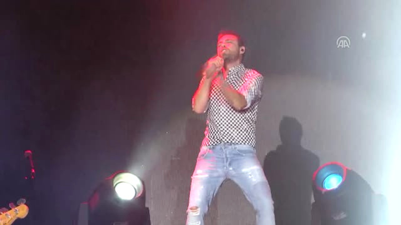 Murat Dalkılıç ve Hande Yener Manisa'da Konser Verdi