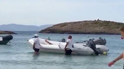 Un homme complètement ivre s'endors sur un bateau !