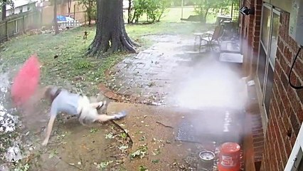 Un homme échappe de peu à la chute d'une branche !