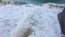Quelques vagues sur la chaussée d'une Sillon