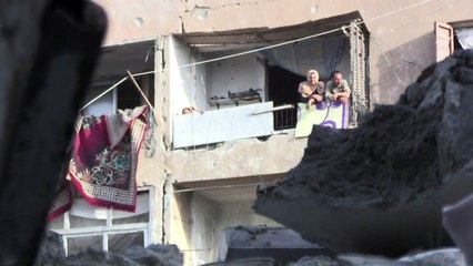 Des civils fuyant Raqa trouvent refuge dans une ville en ruines