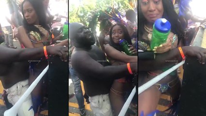 Une nana essaie d'échapper à un chaud lapin