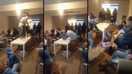 Une fille bourrée danse sur une table..