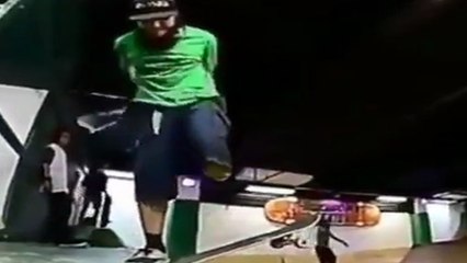 Un unijambiste fait une figure de fresstyle en skate