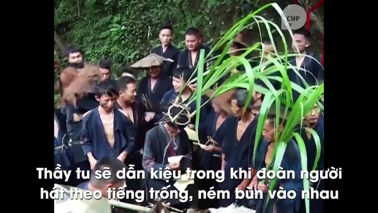 Lạ lùng với dân tộc cho chó mặc đẹp, rước kiệu như vua ở Trung Quốc