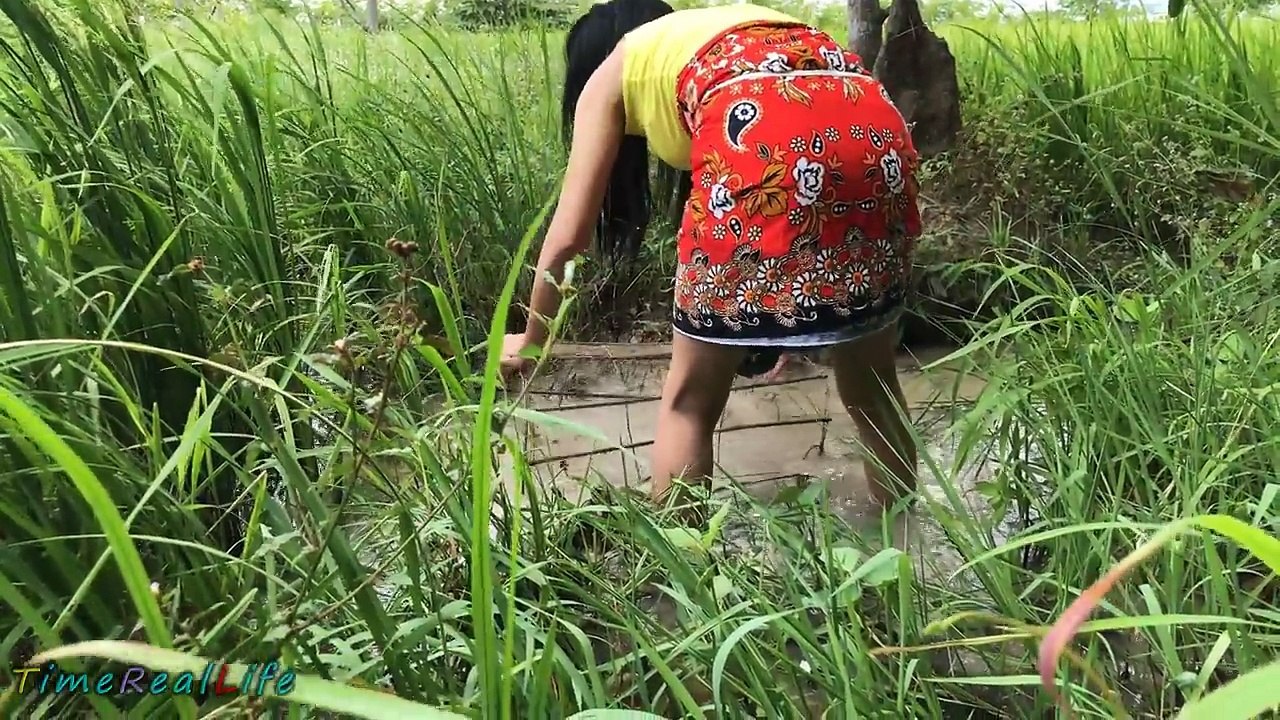 Terrifying!!Amazing Girl Catch Extremely Big Snake While Go Fishing With Net Fish Trap