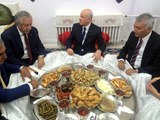 MHP Lideri Bahçeli, Bağdaş Kurup Yer Sofrasına Oturdu