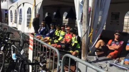 De Kustpijl - Les coureurs attendent l'autorisation de la police pour prendre le départ