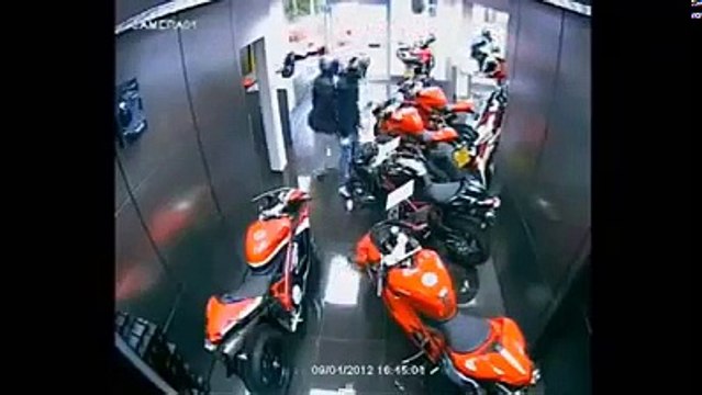 Un groupe de jeunes tente de voler une moto dans une concession..