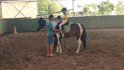 At banyo yapıyor .Elif At biniyor. Eğlenceli çocuk videosu