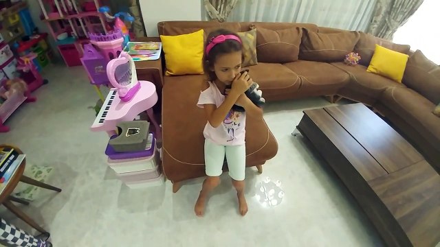 Elife veteriner hastanesi kurduk.Elif Veteriner oldu hasta kediciği tedavi etti.