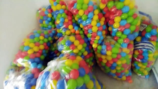 Karlar ülkesi Elsa oyun evini 2500 havuz topuyla doldurduk, Eğleceli çocuk videosu