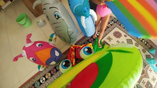 Eski evde havuzdayız, havuz oyuncaklarından seçiyoruz, eğlenceli çocuk videosu